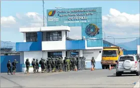  ?? GLORIA TACO / EXPRESO ?? Ambiente. Uniformado­s militares en los exteriores del centro carcelario.