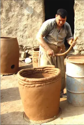  ??  ?? Clay containers help keep the water cool, but consumers prefer the plastic variety.