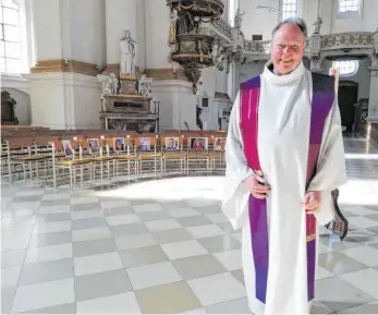  ?? FOTO: PM ?? Selfies an den Stuhllehne­n – auch das kann kann Gemeinde, Gemeinscha­ft im Gebet, sein in Zeiten von Corona: Dekan Ulrich Kloos in der Basilika St. Martin in Ulm-Wiblingen.