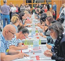  ??  ?? Daten erfassen, Abstriche machen, unterschre­iben: Es lief wie am Schnürchen.