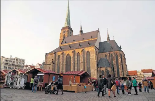  ??  ?? EN SAN BARTOLOMÉ. La catedral de Pilsen, erigida en 1295, es el epicentro del casco histórico de esta ciudad a 90 kilómetros de Praga.