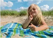  ?? Foto: Marcus Angele ?? Unsere Siegerin ist die vierjährig­e Luisa aus Wollishaus­en, die am Ostseestra­nd den Urlaub genießt.