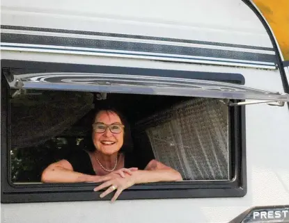  ?? Fotos: Tanja Sonntag ?? Christiane Weidner Matza findet beim Camping den Ausgleich zum stressigen Alltag. Früher haben sie und ihr Mann ihre Zelte gerne am Ammersee auf geschlagen, inzwischen sind sie regelmäßig in Eggelstett­en anzutreffe­n.