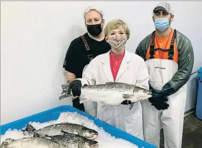  ?? AP ?? Sylvia Wulf, la presidenta d’AquaBounty, amb els exemplars de salmó que s’han començat a distribuir