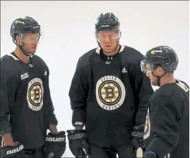  ?? NANCY LANE / BOSTON HERALD FILE ?? With Bruins forward Ondrej Kase, center, questionab­le for tonight’s game against the Islanders, the Bruins will be forced to mix up their lines again.