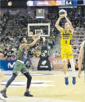  ?? // EFE ?? El escolta del Lenovo Tenerife Kyle Guy fue un auténtico killer ante Unicaja y acabó con 23 puntos