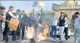  ?? HT PHOTO ?? Lawyers burning the advocate general’s effigy outside the Vidhan ▪
Bhawan on Monday.