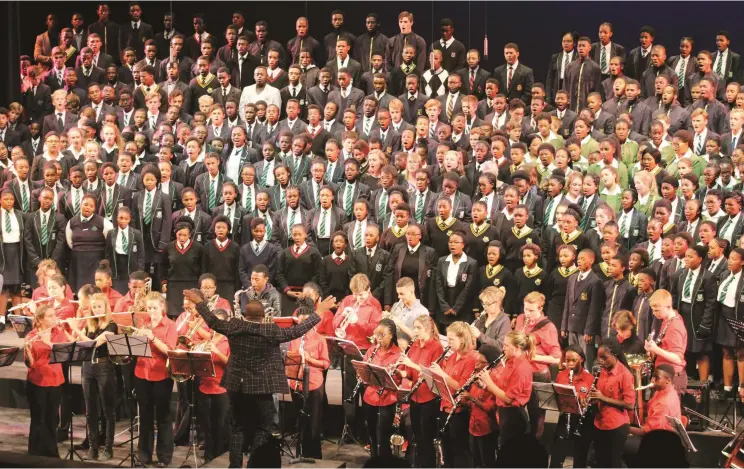  ?? Photo: Sue Maclennan ?? Sibusiso Mkhize conducts the Kngswood College Concert Band and massed Choir in the Hallelujah­Chorus from Handel’s Messiah.