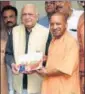  ?? HT PHOTO ?? ▪ CM Yogi Adityanath with noted cardiologi­st Padma Shri Dr Mansoor Hasan.