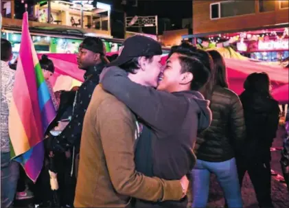  ?? / R. B. (AFP) ?? Una pareja celebra en Quito el fallo de la Corte Constituci­onal el miércoles.