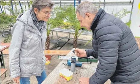  ?? FOTOS: MARKUS FALK ?? Oliver Burkhardt klärt Christine Motschenba­cher über den ph-wert ihres Rasens auf.