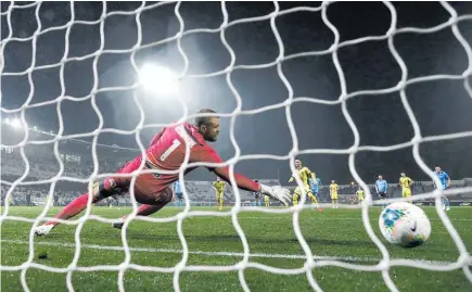  ?? Photo / Getty Images ?? Reno Piscopo opened the scoring by putting a penalty past Andrew Redmayne last night.