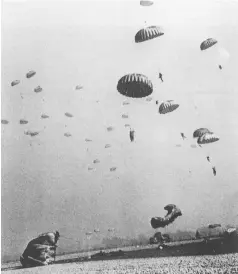  ??  ?? Allied paratroope­rs drop behind German lines to begin the invasion of Normandy in June 1944.