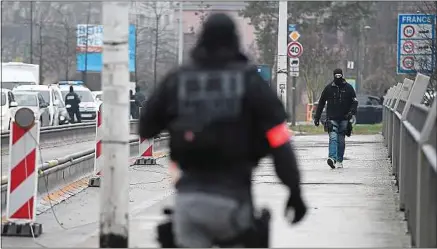  ??  ?? Plus de 700 membres des forces de l’ordre sont mobilisés pour mettre la main sur l’auteur de l’attentat de Strasbourg.