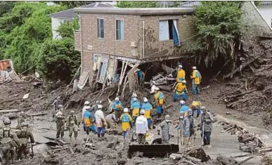  ?? (Foto A FP) ?? Pasukan penyelamat mencari mangsa yang masih hilang dalam kejadian tanah runtuh di Atami Tokyo.