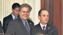  ??  ?? Frontal. La semana pasada Stephen Bannon (izq.) mandó a la prensa estadounid­ense a “callarse la boca”.