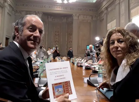  ??  ?? Il governator­e del Veneto, Luca Zaia, ieri a Roma per incontrare il neo ministro per gli Affari regionali, Erika Stefani