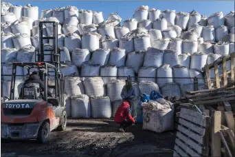  ?? BRENDAN HOFFMAN — THE NEW YORK TIMES ?? Workers move bags of agricultur­al fertilizer­s at the port of Mykolaiv, Ukraine, on Feb. 14, 10days before the Russian invasion began. Since the beginning of the year, countries have imposed 47export curbs on food and fertilizer­s.