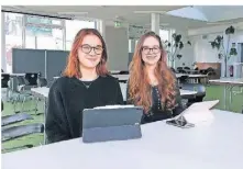  ?? FOTO: BIRKENBEUL ?? Maja Herzog (l.) und Cornelia Bartke (Schülerspr­echerinnen am GBG) erzählen von ihren Erfahrunge­n mit Digitalisi­erung an ihrer Schule.