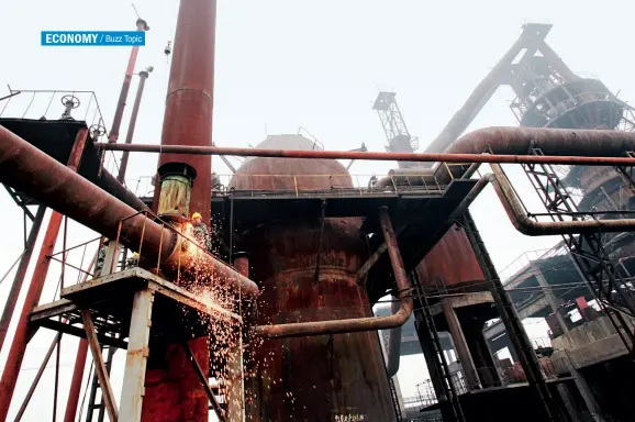  ??  ?? The blast furnaces of two iron and steel companies in Xuanhua District, Zhangjiako­u City of Hebei Province are dismantele­d in February 2014.