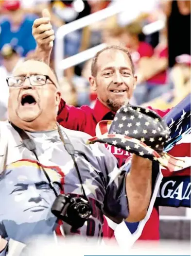  ?? EFE ?? Partidario­s del presidente de Estados Unidos lo ovacionan durante un evento ayer en Indiana/