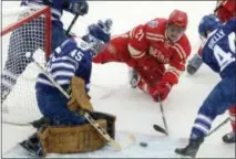  ?? CARLOS OSORIO — THE ASSOCIATED PRESS ?? Toronto Maple Leafs goalie Jonathan Bernier (45) blocks a shot by Detroit Red Wings left wing Tomas Tatar (21) during the first period of the Winter Classic outdoor NHL hockey game at Michigan Stadium in Ann Arbor, Mich., Jan. 1, 2014.