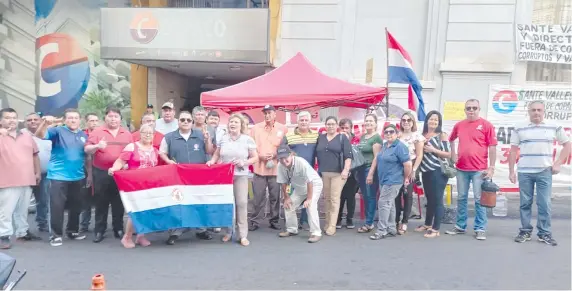  ?? ?? Funcionari­os que no aprueban la cuestionad­a administra­ción de Sante Vallese tienen una “carpa de la resistenci­a” frente a la institució­n.