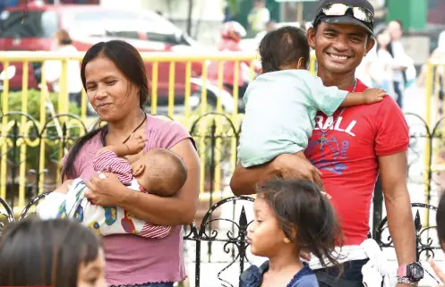  ?? SUNSTAR FOTO / ALEX BADAYOS ?? FAMILY LIFE. Anthony Baar, 31, and Lorelei Castro, 33, met as children in Barangay Ermita and decided to live together when they were teenagers. They now have 7 children, from 5 months to 16 years old.