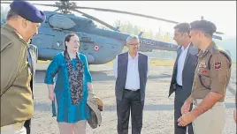  ??  ?? Ministry of home affairs special secretary Rina Mitra being received by deputy commission­er Shahid Iqbal Choudhary in Rajouri on Saturday. HT PHOTO