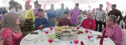  ?? (Foto Nur Aisyah Mazala/bh) ?? Muhyiddin (tengah) bersama (dari kiri) Rina, Dr Sahruddin, Mohd Redzuan dan Saifudin pada Majlis Jalinan Mesra Adilfitri PN Johor di Kulai, semalam.