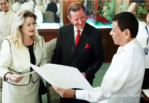  ??  ?? President Rodrigo Roa Duterte shares a light moment with Ambassador-Designate of Malta to the Philippine­s John Aquilina as the President gives a token after the latter presented his credential­s to the President at the Malacañan Palace on January 9,...