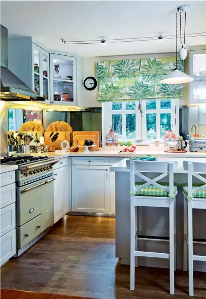  ??  ?? FROM LEFT The green theme started with the Lacanche cooker in the kitchen and seeped into the rest of the home. Palm motifs were a natural choice, given the large palm trees planted outside