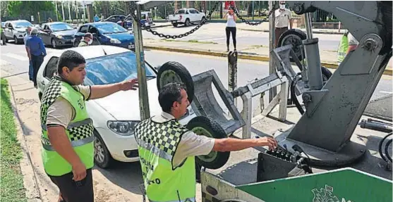  ?? (JOSÉ HERNÁNDEZ) ?? En la calle. La Municipali­dad de Córdoba armó 20 operativos de control. Algunos infractore­s a la cuarentena se quedaron sin el auto.