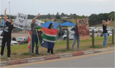  ??  ?? Move One Million supporters in George lined the N2 with their placards on Saturday morning.