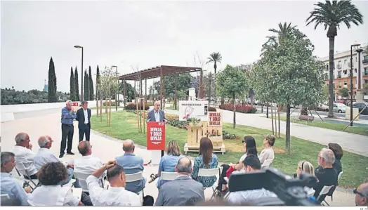  ?? M. G. ?? El alcalde durante la presentaci­ón ayer del anillo verde de la ciudad a entidades medioambie­ntales y colectivos sociales.