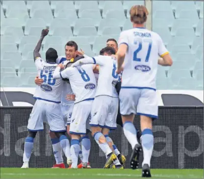  ?? / ALESSANDRO SABATTINI (GETTY) ?? Los jugadores del Frosinone celebran un gol ante la Fiorentina, el 7 de abril.