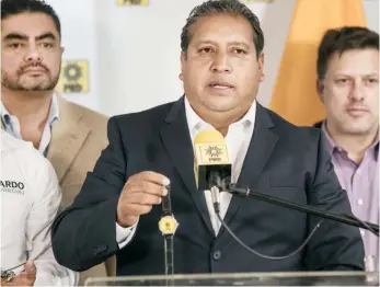  ??  ?? Javier Salinas, de la corriente Nueva Izquierda, anunció que buscará a otros aspirantes, entre ellos Max Correa, para hacer un bloque único rumbo a la elección interna del sol azteca.