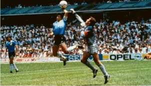  ?? Foto: Getty ?? Die „Hand Gottes“gehörte Diego Maradona, der den Ball an Englands Keeper Peter Shilton vorbei ins Tor lenkte.