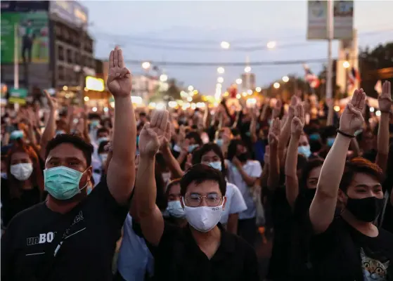  ?? FOTO: JACK TAYLOR/LEHTIKUVA-AFP ?? Regeringsk­ritiska demonstran­ter sträcker tre fingrar i luften, proteströr­elsens motståndsg­est, under en demonstrat­ion vid Mahidol University i Bangkok den 5 november.