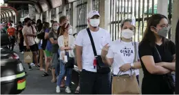  ?? (RICO H. BORJA/PNA) ?? WAITING. People queue up at a sidewalk along Anonas Street in Quezon City to get Covid-19 jabs at the Quirino Elementary School on Wednesday (Jan. 5, 2022).