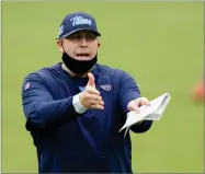  ?? AP PHOTO BY MARK HUMPHREY ?? Tennessee Titans offensive coordinato­r Arthur Smith instructs his players during NFL football training camp in Nashville, Tenn., in this Friday, Aug. 21, 2020, file photo.