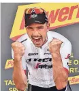  ?? FOTO: AP. ?? John Degenkolb feiert auf dem Podium in Roubaix seinen Sieg.