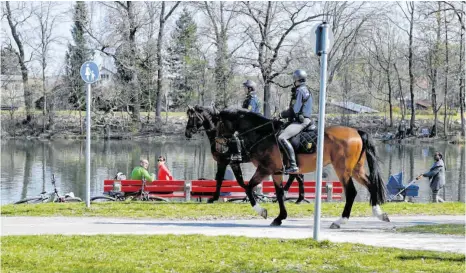  ?? FOTO: HECKMANN ?? Auch vom Pferd aus kontrollie­rten Polizeibea­mte die Einhaltung der Verbote, sehr zu Freude der Kinder, die sonst selten Reitpferde aus der Nähe sehen.