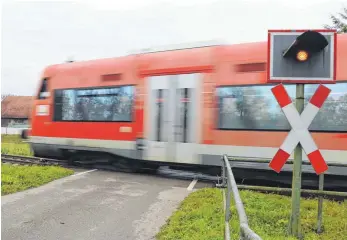  ?? FOTO: TOBIAS REHM ?? Ende dieser Woche beginnen die Arbeiten zur Elektrifiz­ierung der Bahnstreck­e München – Lindau. Zwischen Tannheim und Memmingen werden dann auch die Gleise erneuert, der Bahnüberga­ng in Arlach wird mehrere Wochen gesperrt.