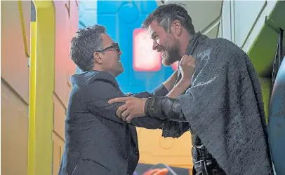  ??  ?? Compinches. Ruffalo (en versión Bruce Banner y no Hulk) con el australian­o Hemsworth (Thor, de pelo corto).