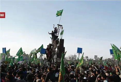  ?? (KASUR, 6 FÉVRIER 2024/AAMIR QURESHI/AFP) ?? Des partisans de Nawaz Sharif lors d’un rassemblem­ent le dernier jour de la campagne électorale, dans la province du Pendjab.