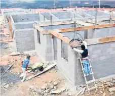  ??  ?? RECLAMOS. Diversos proyectos habitacion­ales se encuentran detenidos por los atrasos de la alcaldía capitalina.