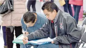  ?? | CUARTOSCUR­O ?? Al salir de la universida­d los jóvenes enfrentan el problema del desempleo.