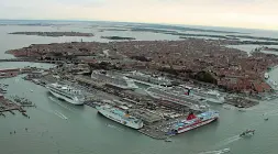  ??  ?? Snodo critico Un’immagine della Stazione marittima di Venezia