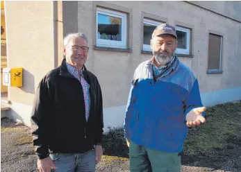  ?? FOTO: WOLFGANG LUTZ ?? Manfred Bregenzer (rechts) und Ortsvorste­her Eugen Reiser vor der ehemaligen Gaststätte „Albhöhe“, die bis zur Jahrtausen­dwende geöffnet hatte.